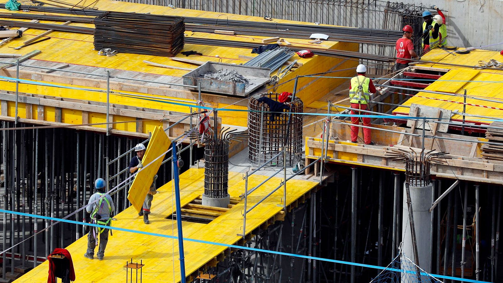 Trabajadores realizan un encofrado en Bilbao