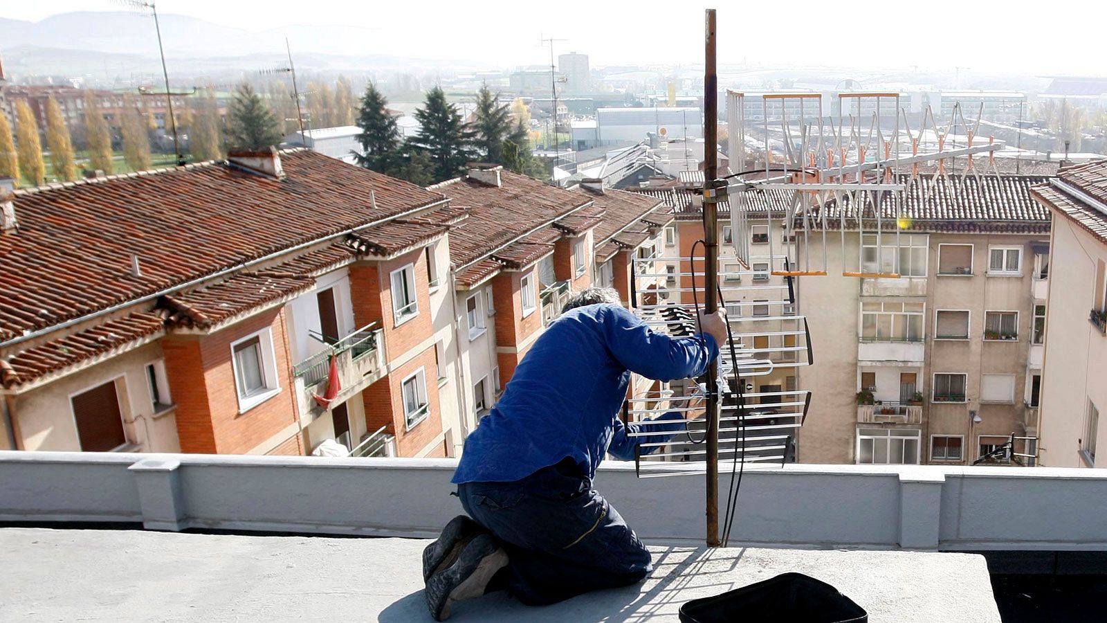 Un técnico en instalación de antenas ultima la orientación del receptor en una imagen de archivo