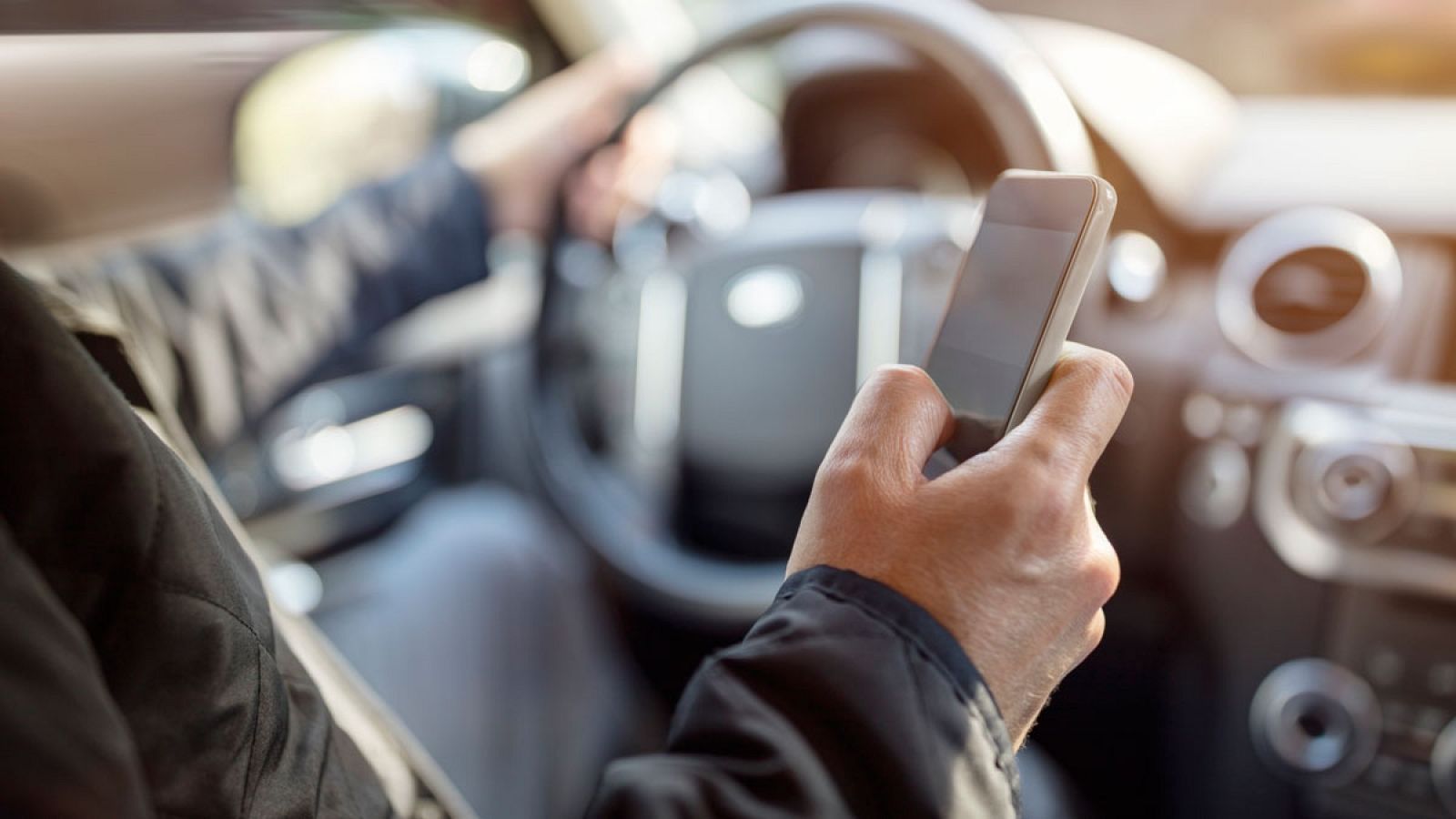 La DGT pide no enviar whatsApp a personas que están conduciendo