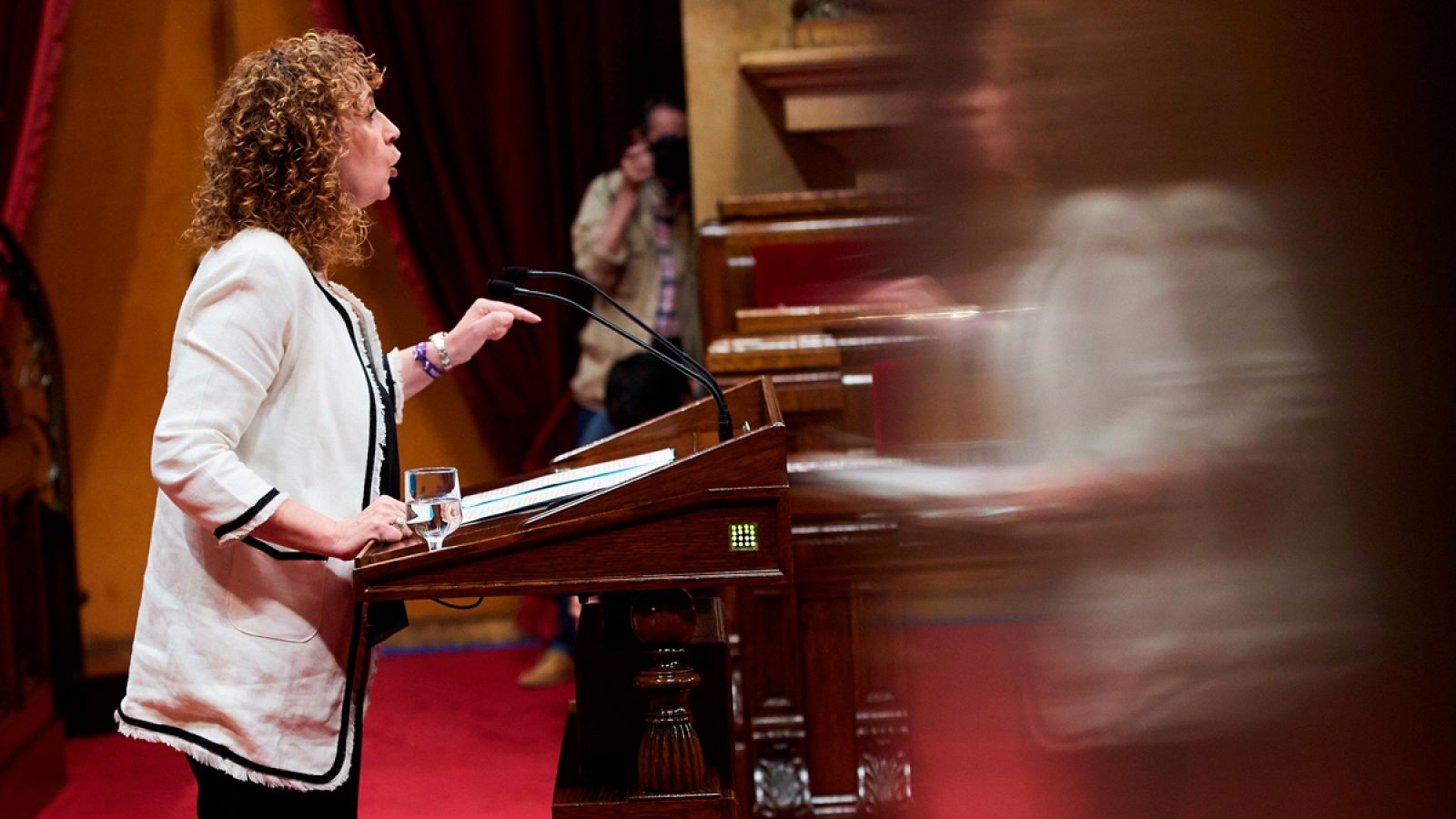La consellera de Justicia, Esther Capella, interviene en el pleno del Parlament antes de la votación