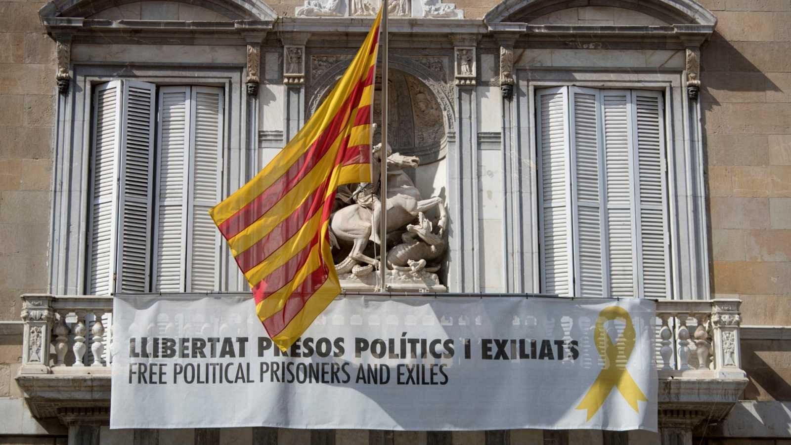 Imagen de archivo del Palacio de la Generalitat con el lazo amarillo durante la campaña electoral