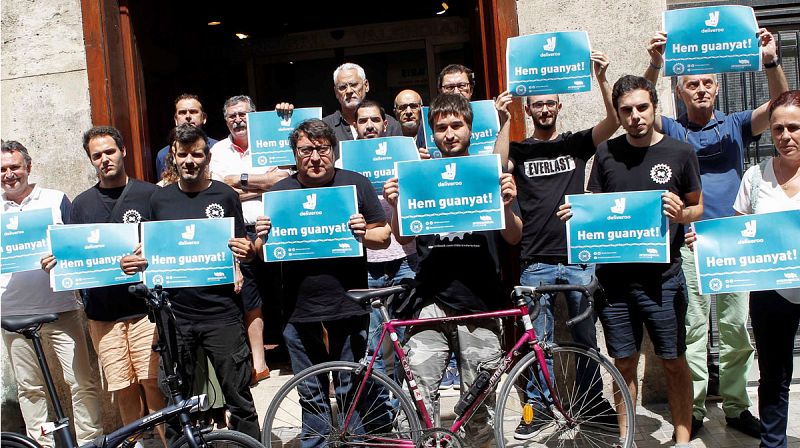 Un juez concluye que 97 repartidores de Deliveroo son empleados, no autónomos