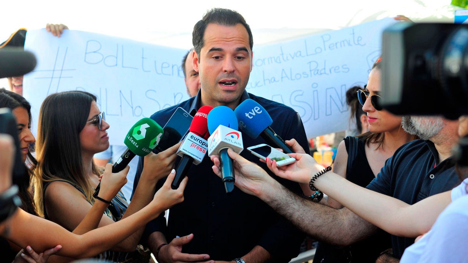 Ignacio Aguado, líder de Ciudadanos en la Comunidad de Madrid, durante una visita al colegio madrileño Blas de Lezo.
