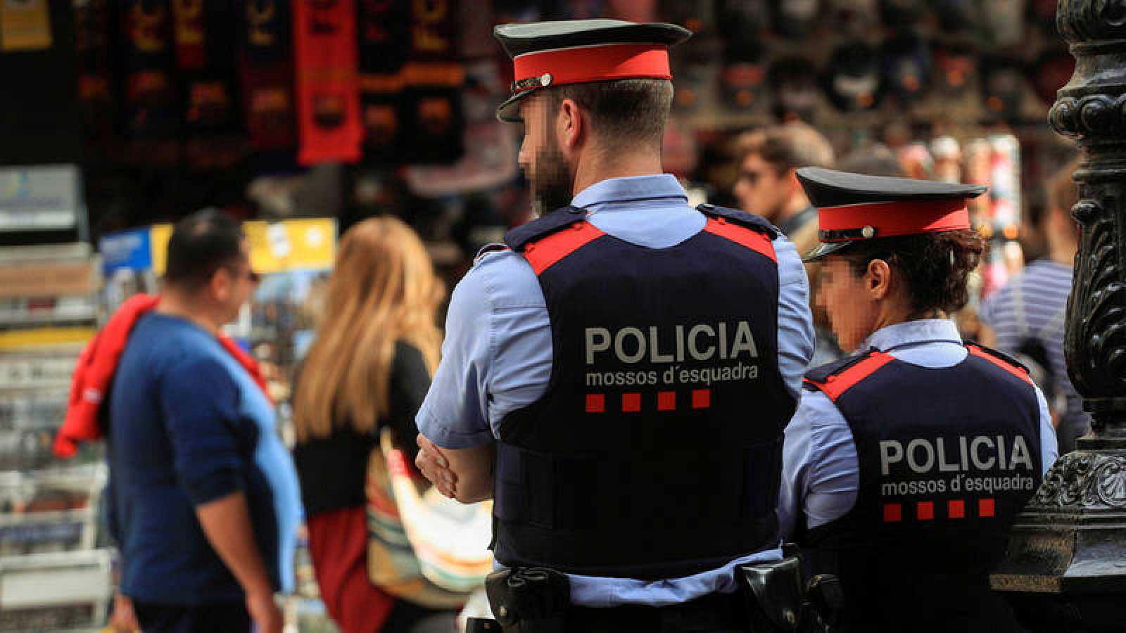 Dos Mossos patrullan por La Rambla en una imagen de archivo.