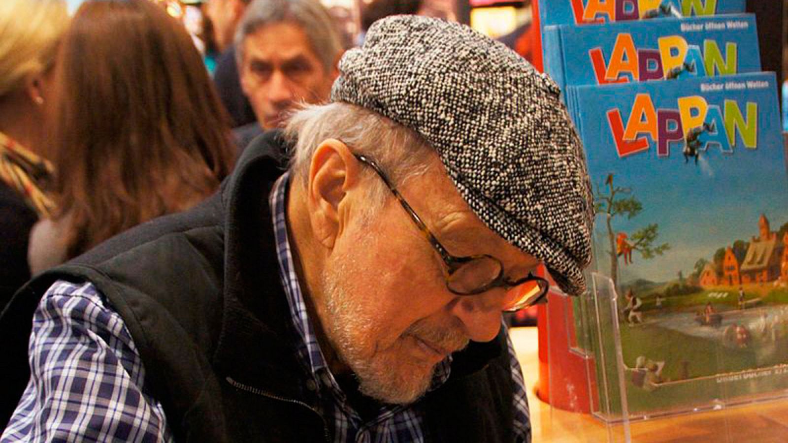 El dibujante Guillermo Mordillo Menéndez en una firma de libros