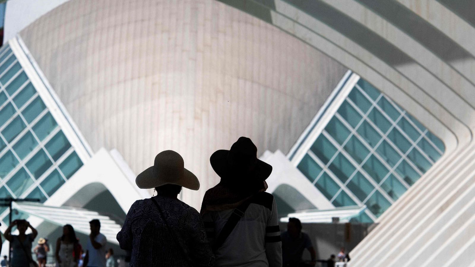 Turistas visitan la Ciudad de las Artes y las Ciencias de Valencia