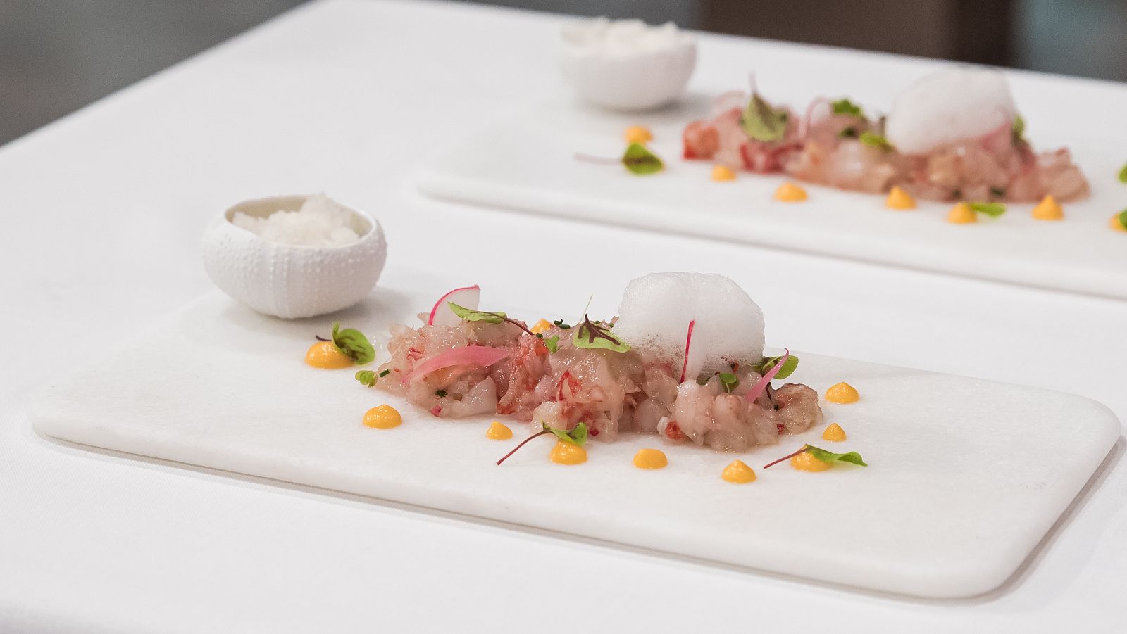 Tartar de bogavante, con emulsión de sus cabezas, aire de alcaparra y granizado de alvariño