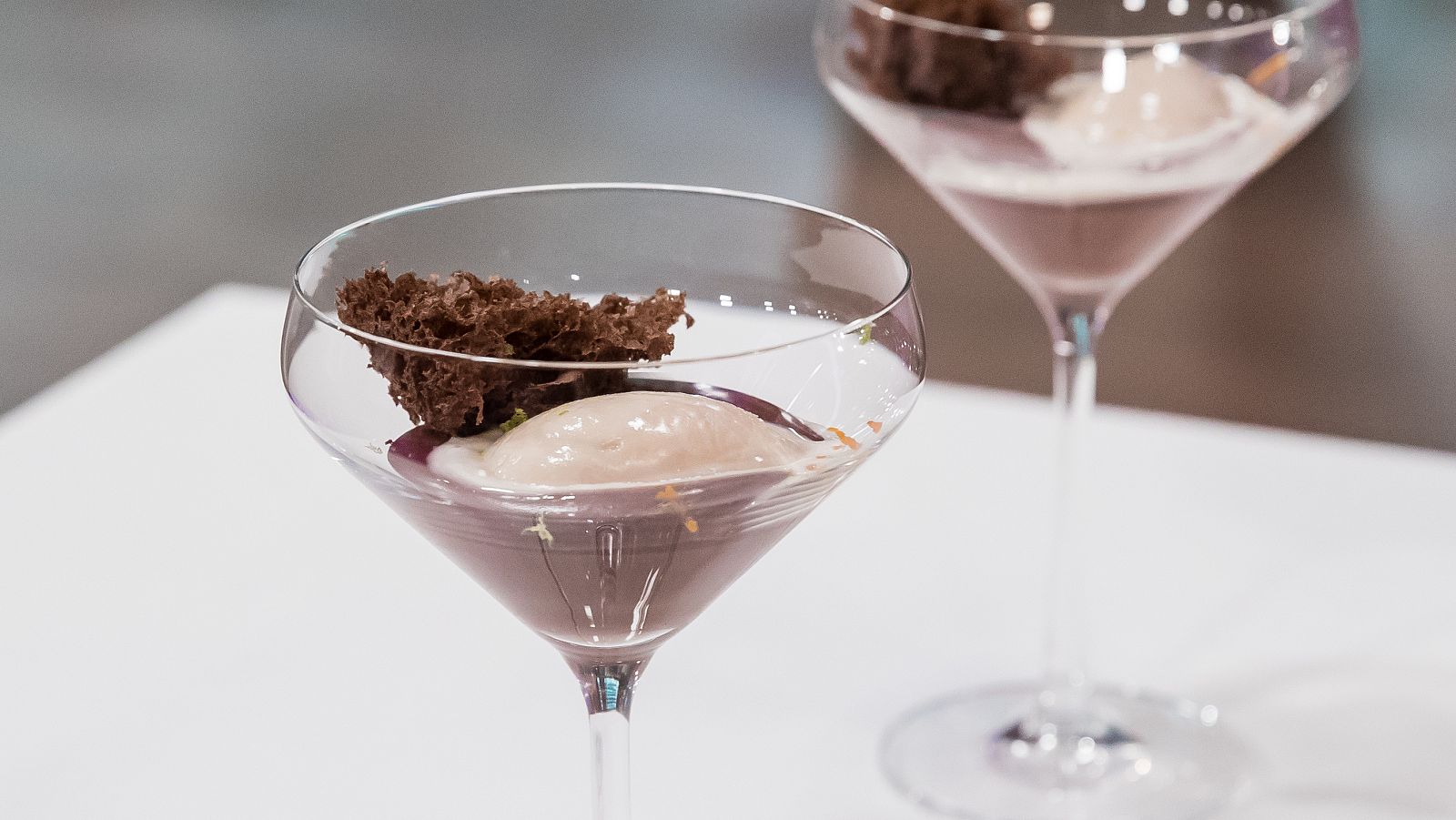 Crema fría de licor café con chocolate y helado de crema orujo