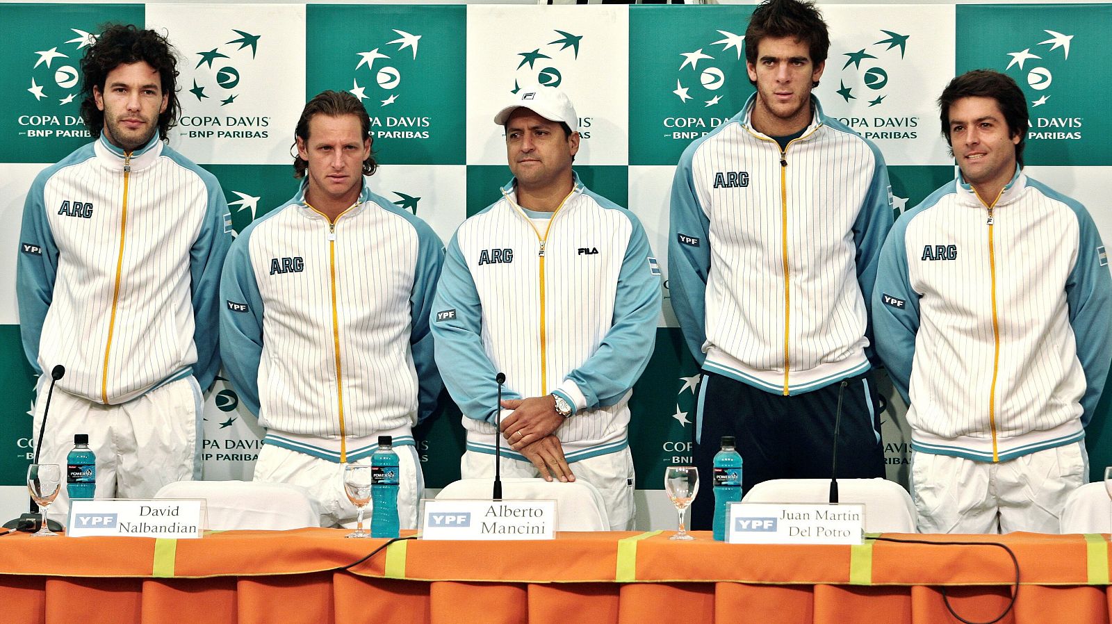 De izquierda a derecha, José Acasuso, David Nalbandian, el capitán Alberto Mancini, Juan Martín Del Potro y Agustín Calleri