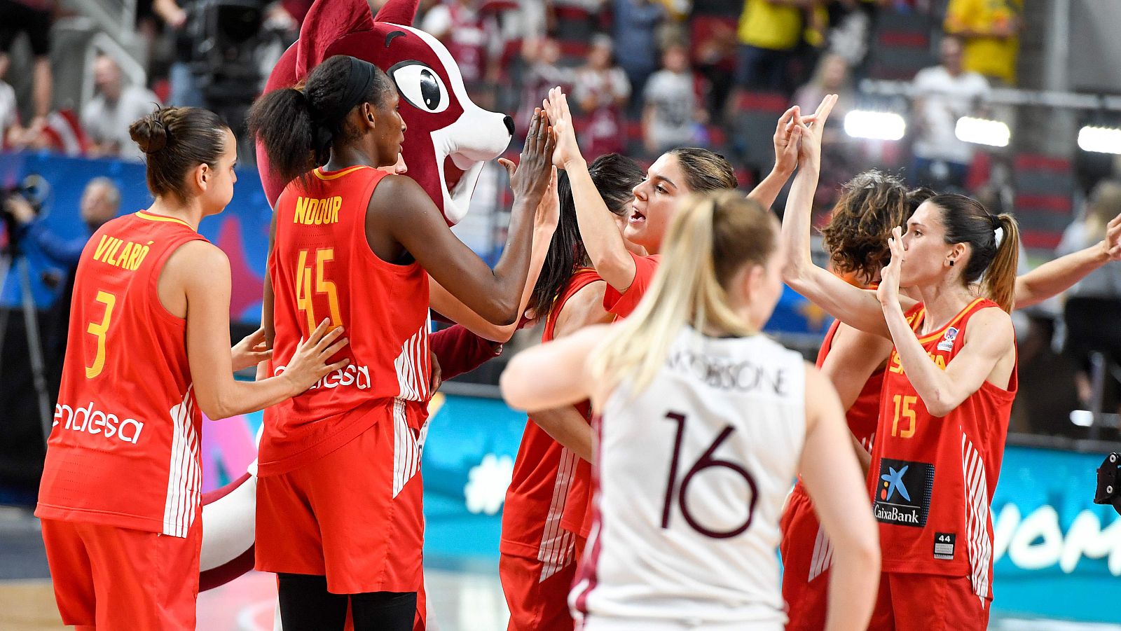 Las jugadoras de la selección española celebran la victoria ante Letonia en el anterior partido.