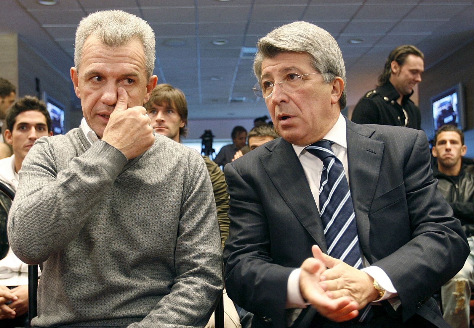El presidente del Atlético, Enrique Cerezo, junto con el entrenador, Javier Aguirre