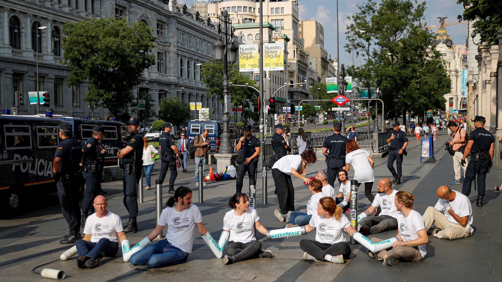 Un grupo de activistas de Greenpeace cortan el acceso de vehículos a Madrid Central