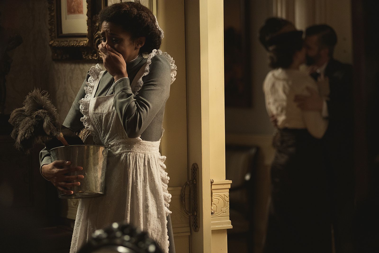 Marcia ve como Genoveva y Felipe se besan