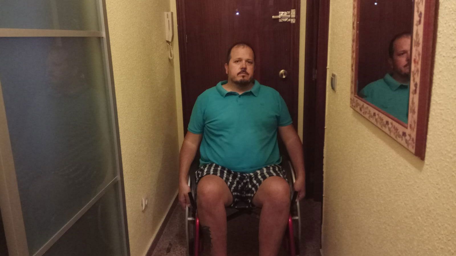 Daniel Agulló, en casa de su suegra, a donde se ha tenido que mudar porque su edificio no tiene ascensor