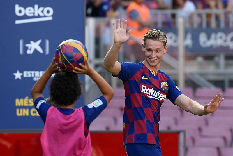 Frenkie de Jong se da un baño de masas en su presentación