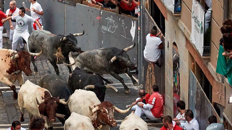 Los Miura cierran los Sanfermines con un encierro peligroso por el retraso de un colorado que deja tres corneados