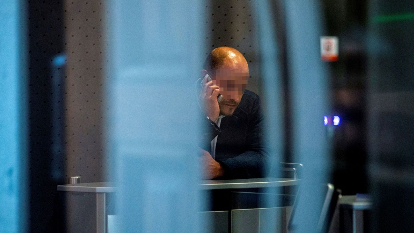 Un agente de la Guardia Civil en el interior del Palau de la Generalitat