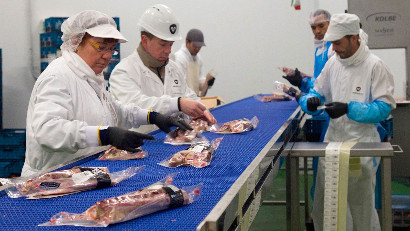 Varios trabajadores de la industria cárnica en una imagen de archivo