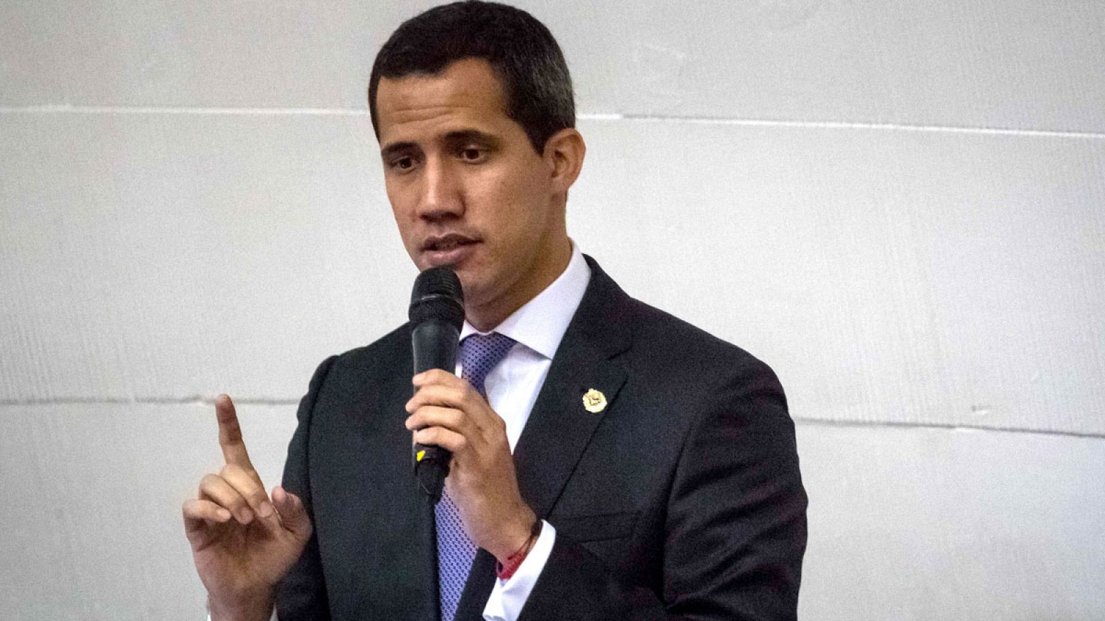 Guaidó denuncia la detención de dos miembros de su equipo de seguridad
