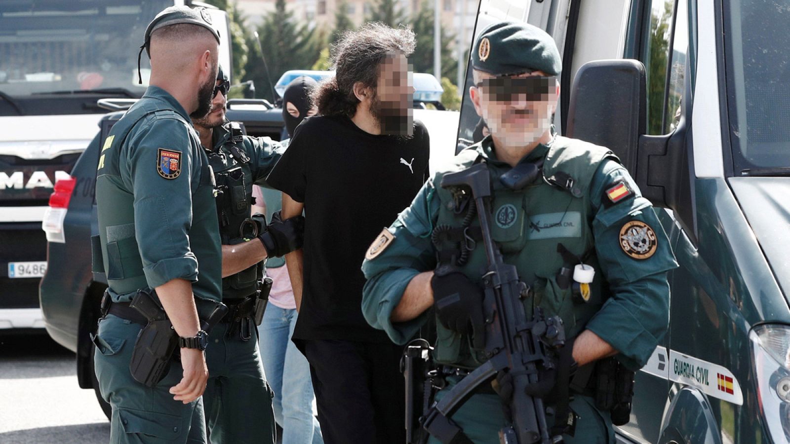 La Guardia Civil ha detenido en Pamplona a un exconvicto yihadista acusado de reincidir en los delitos de enaltecimiento y adoctrinamiento terrorista