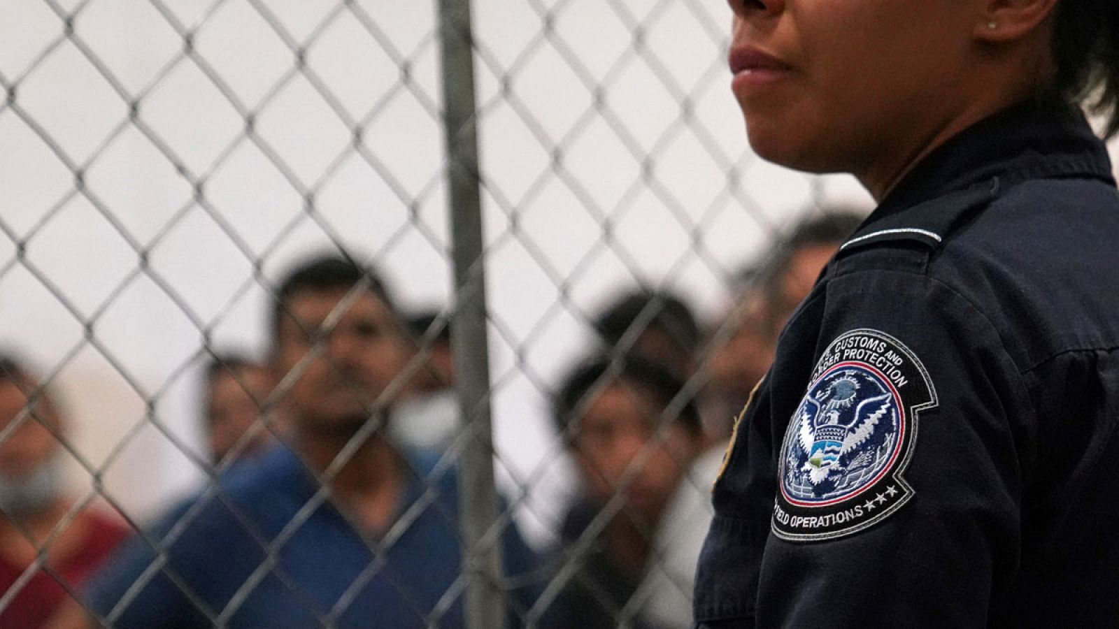 Muere por disparos de policías un hombre que iba a incendiar un centro inmigrantes en EE.UU.