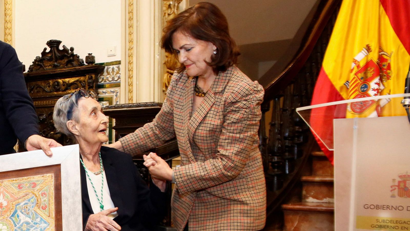 Mariluz Escribano conversa con Carmen Calvo tras recibir el X Premio de las Letras Andaluzas Elio Antonio de Nebrija