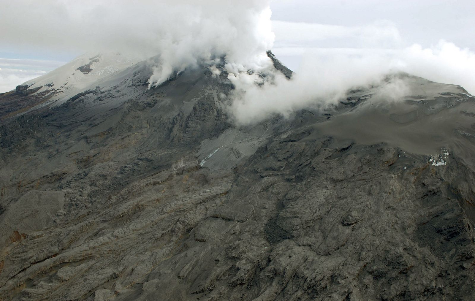 ERUPCIÓN DEL NEVADO DEL HUILA CAUSA AVALANCHAS Y DESTRUCCIÓN PERO NO VÍCTIMAS