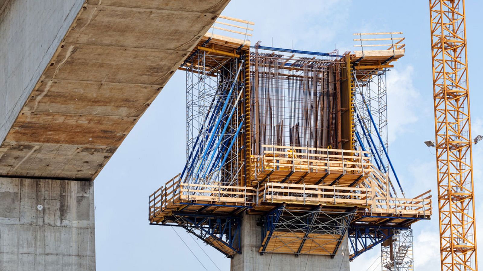 Los sueldos brutos suben más en la construcción