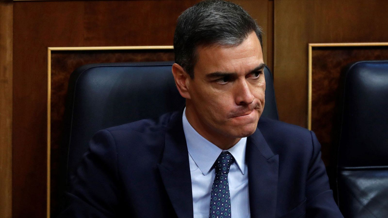 Pedro Sánchez con gesto contrariado en el banco azul