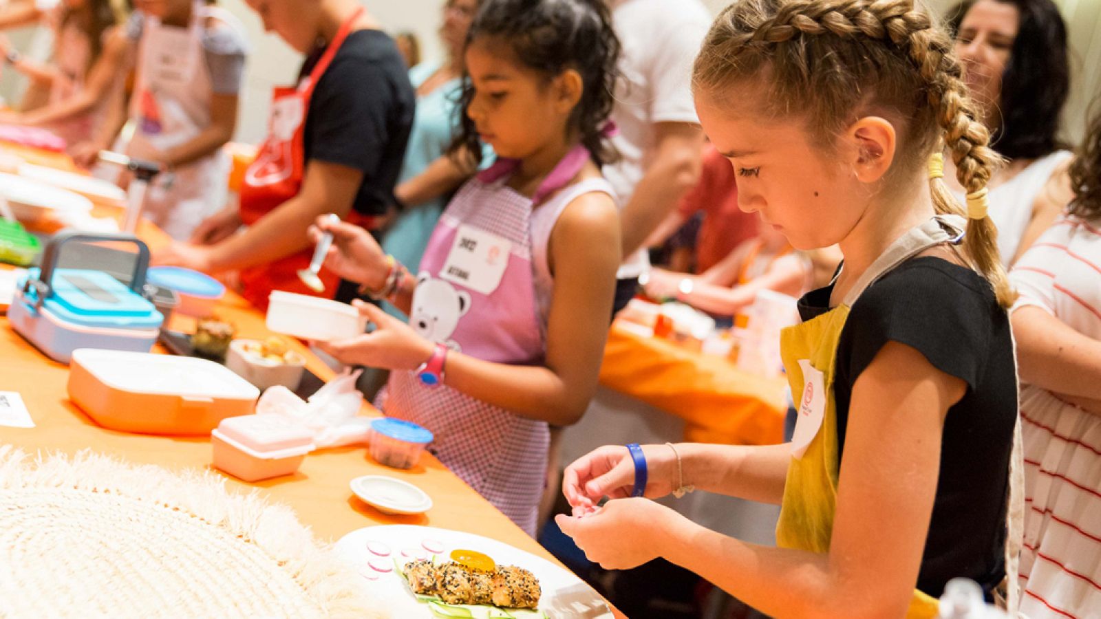 Los posibles aspirantes de Masterchef Junior cocinan durante el casting
