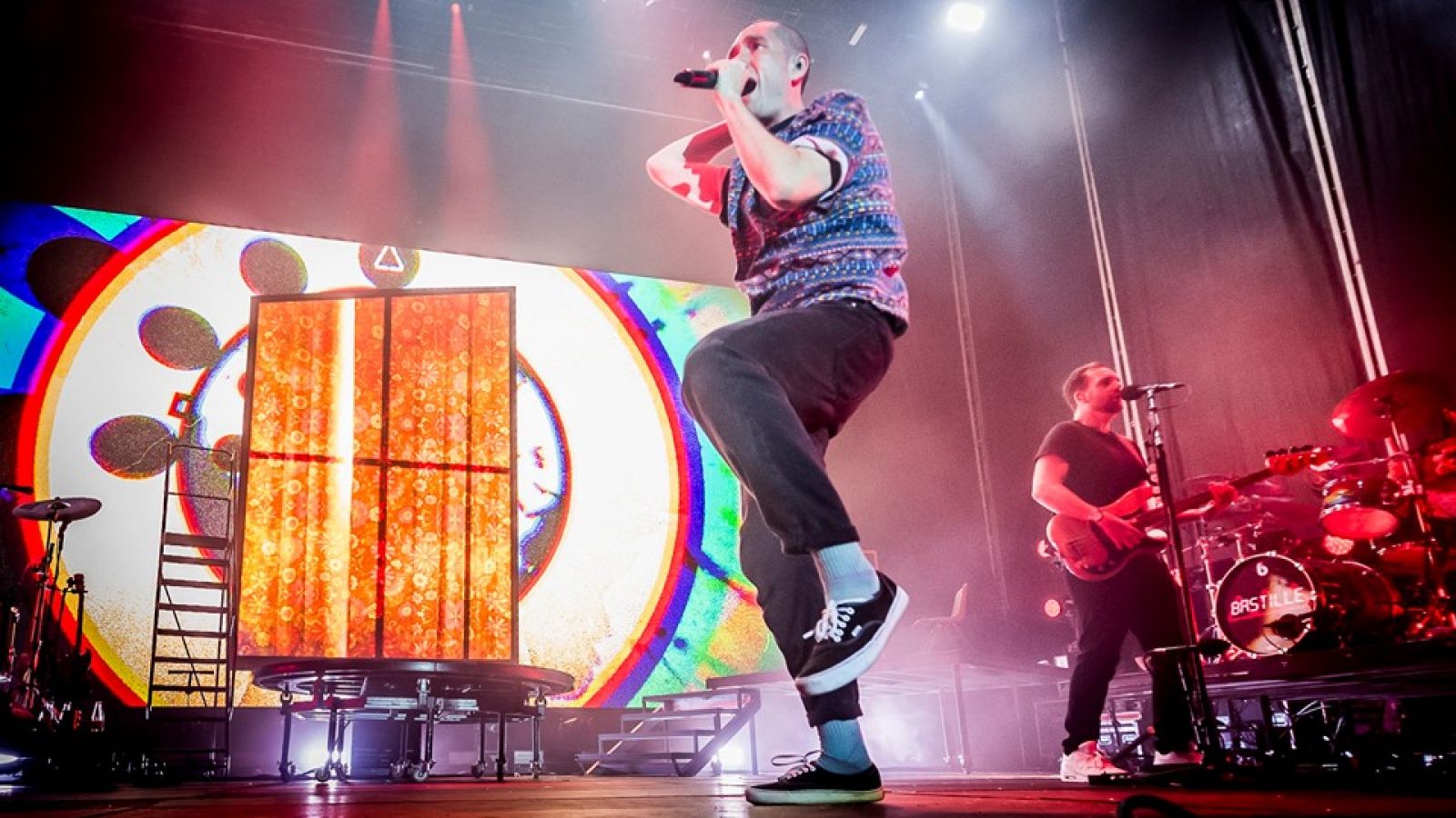 Bastille en un momento de su actuación en el Low