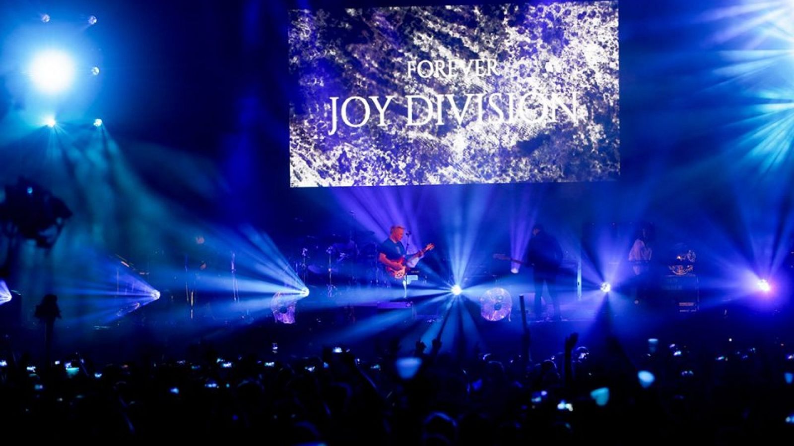 New Order en un momento de su concierto en el Low