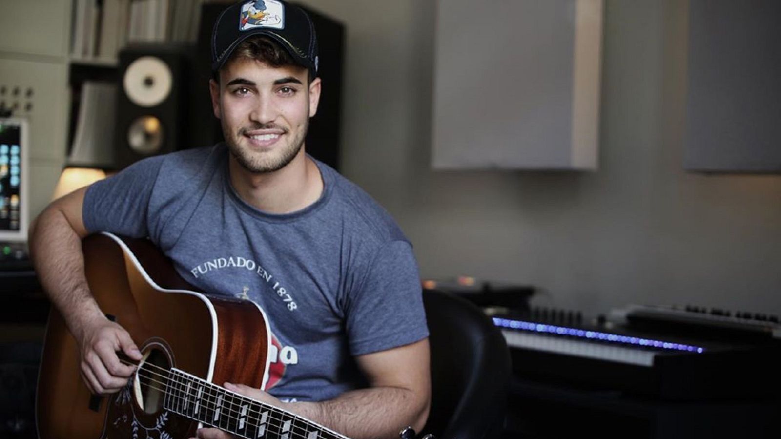 Joan Garrido interpreta una cover de Frank Sinatra durante sus vacaciones