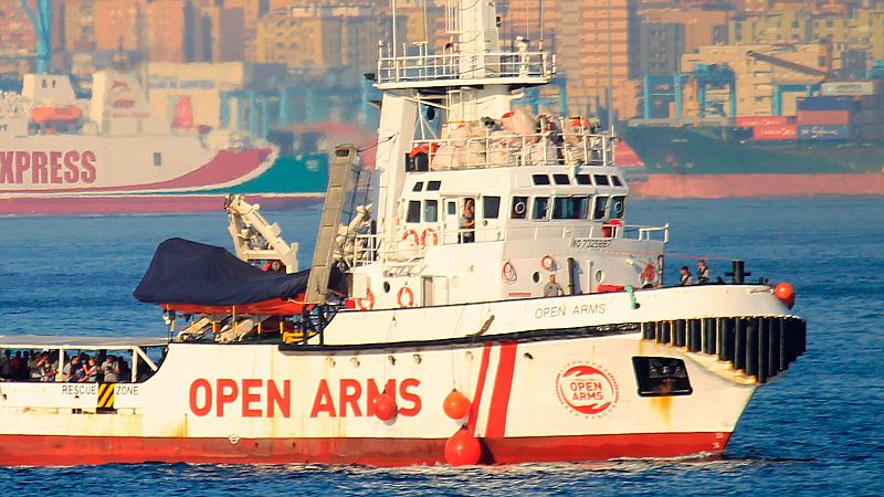 El 'Open Arms' navega con mala mar y un único objetivo: evitar más muertes en el Mediterráneo