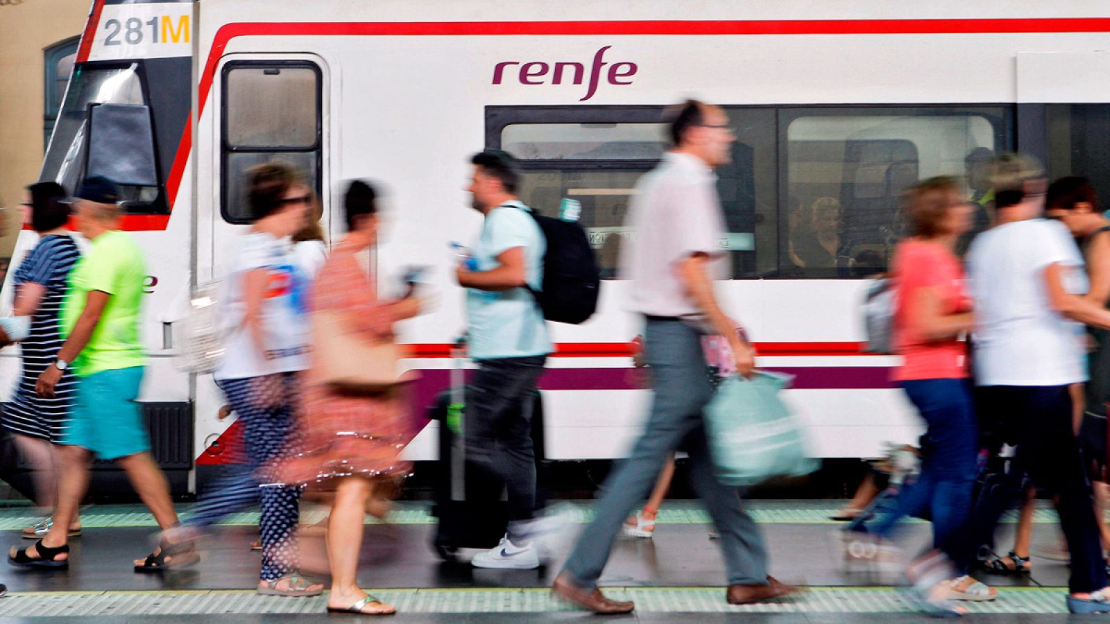 Varias personas caminan este miércoles por uno de los andenes de la estación del Norte de Valencia