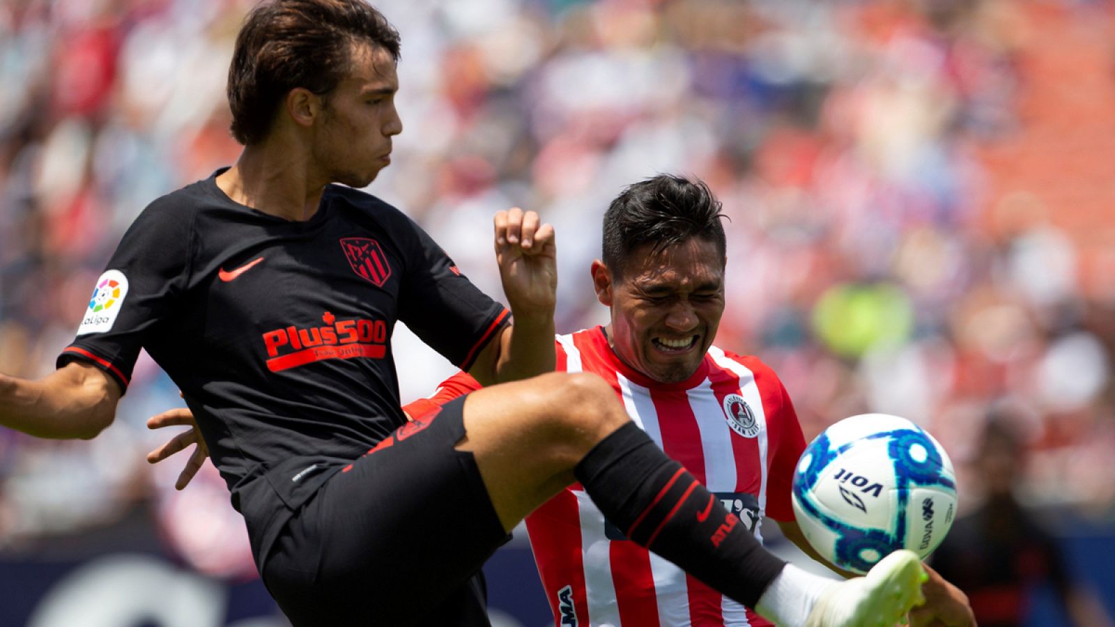 Joao Félix toca el balón ante Escalante