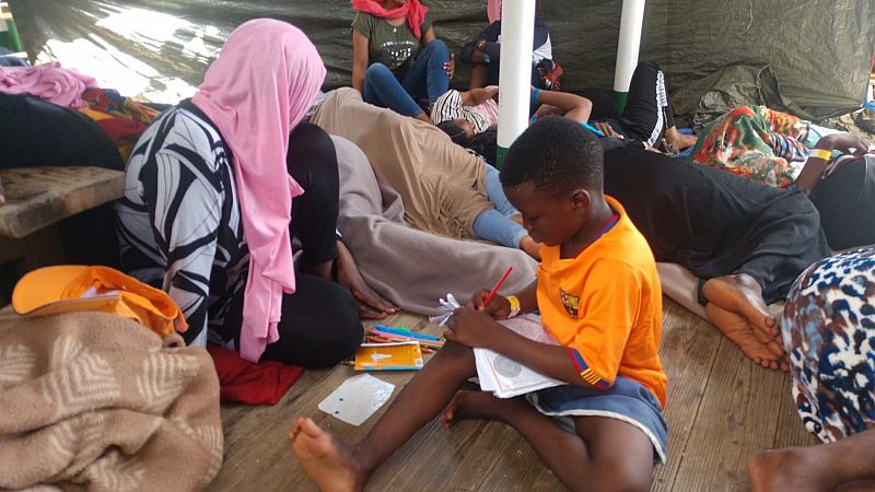 El Open Arms espera puerto con 32 menores a bordo: "Mi sueño es que mi hija tenga un buen futuro"