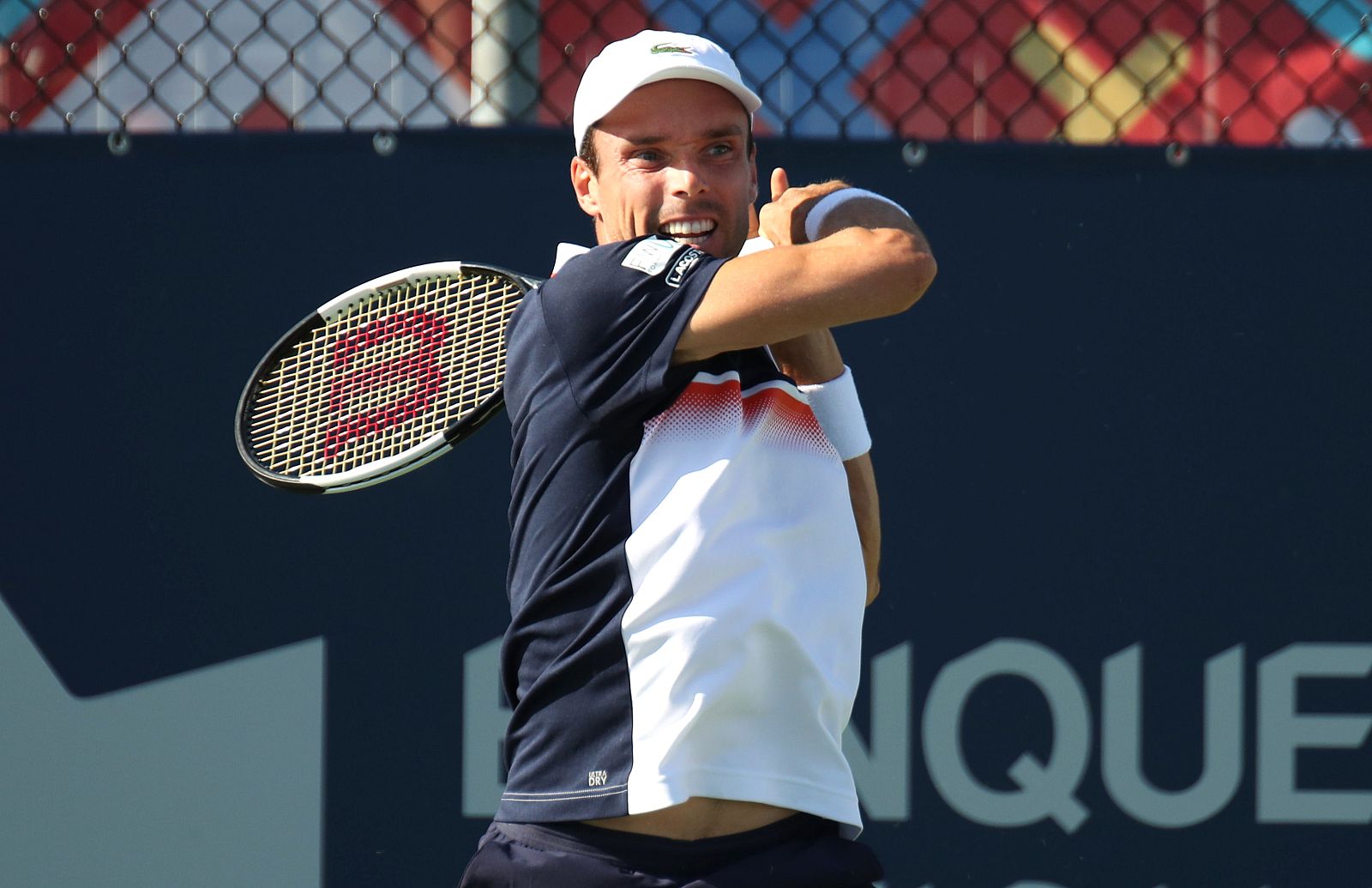 Bautista devuelve una bola