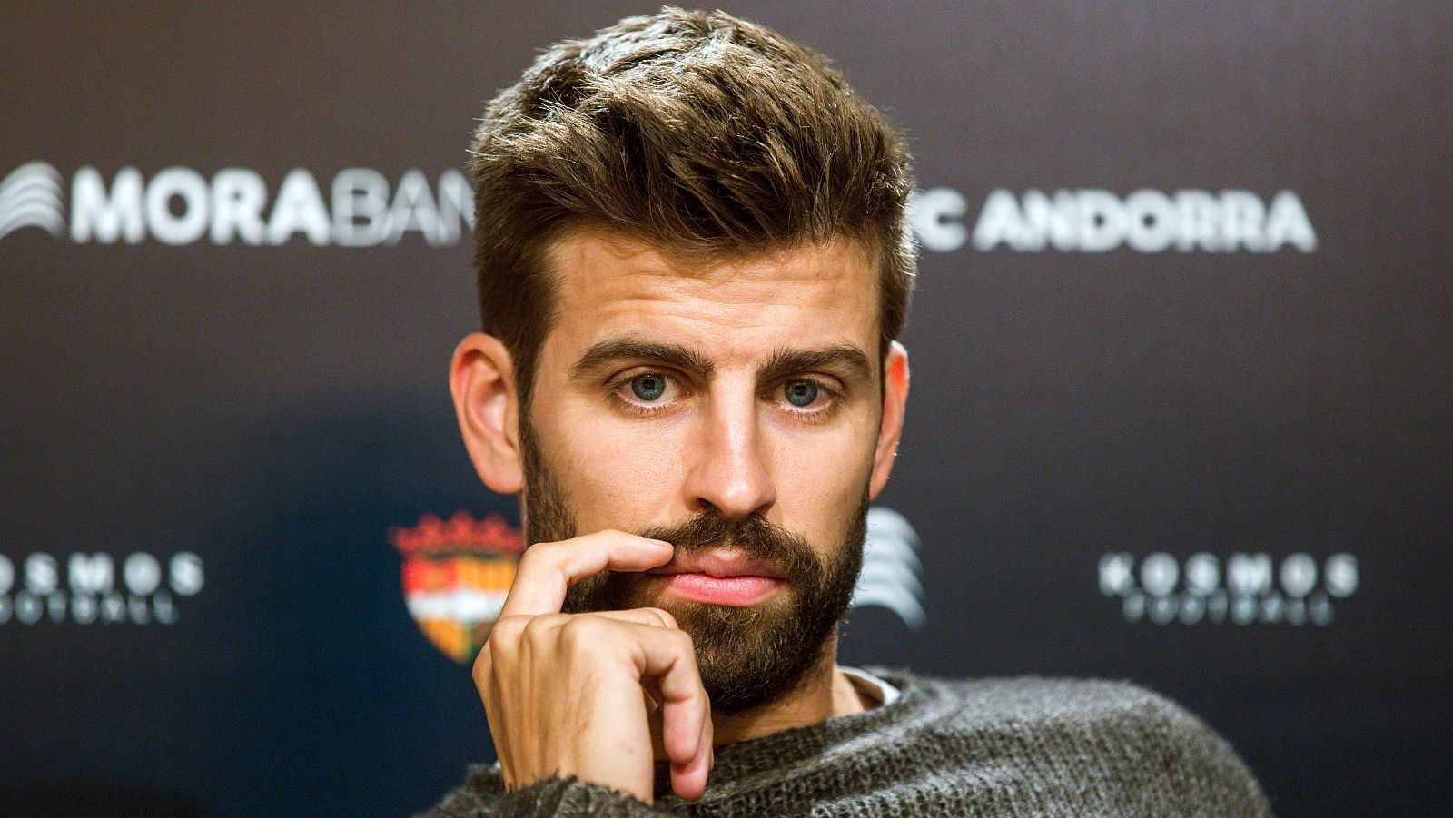 Rueda de prensa de Gerard PiquÃ© y LluÃ­s Alsina, director general de MoraBanc