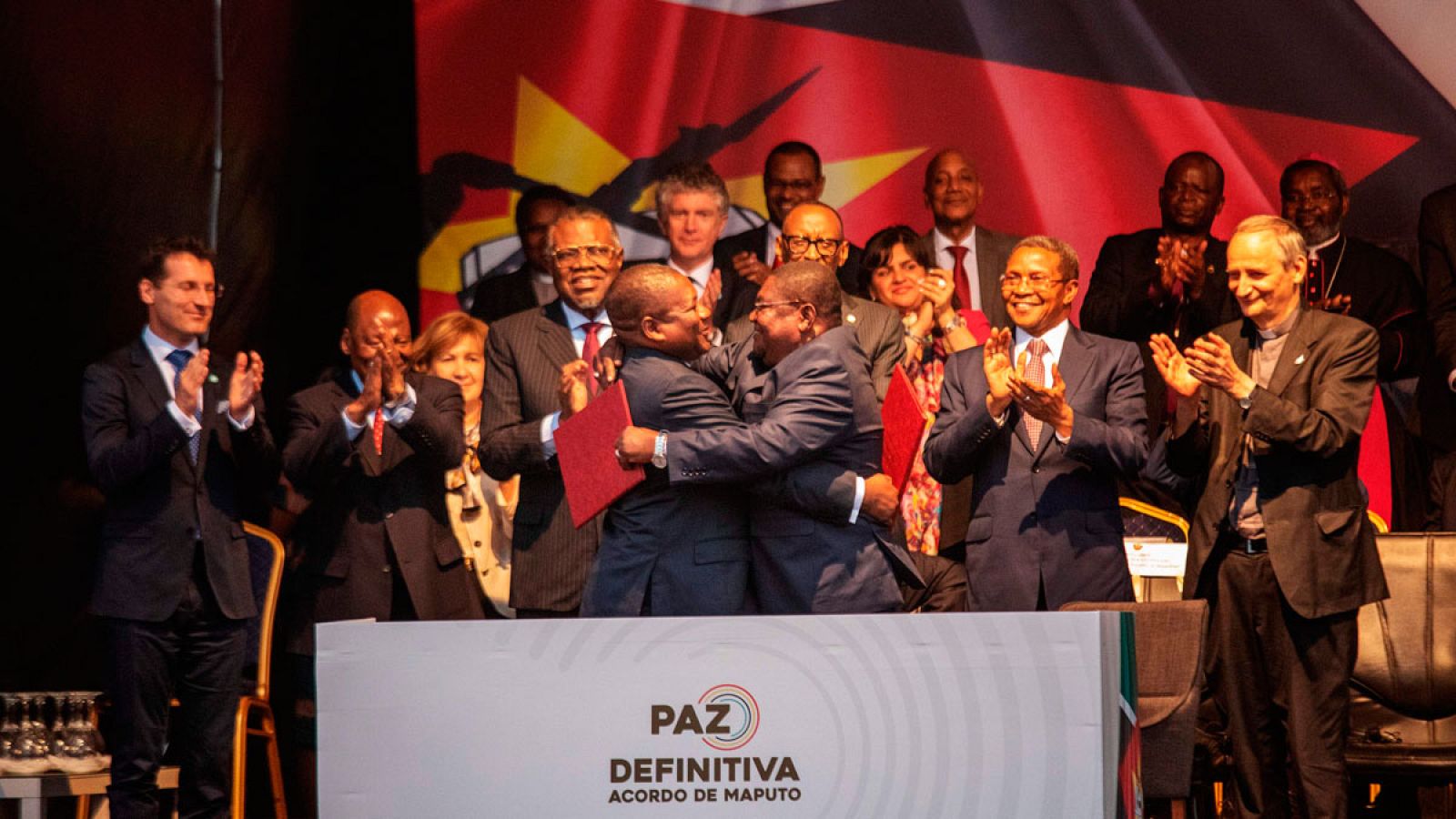 El presidente de Mozambique, Filipe Nyusi, y el líder de la oposición de Renamo, Ossufo Momade han firmado un acuerdo histórico destinado a poner fin formalmente a décadas de hostilidades militares