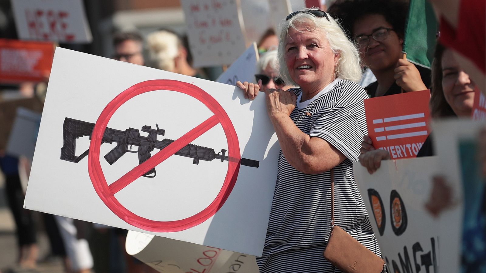 Manifestantes en Dayton, Ohio, protestan contra la posesión indiscriminada de armas de fuego