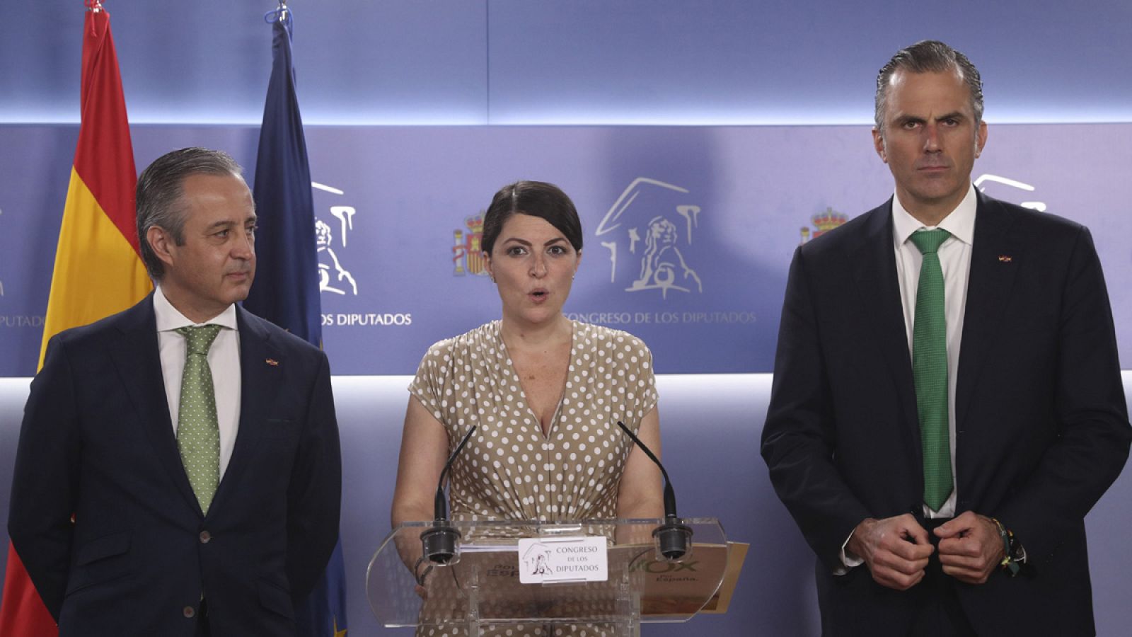 La secretaria general del grupo parlamentario de Vox, Macarena Olona, junto al secretario general del partido, Javier Ortega Smith, y el diputado Pablo Sáez Alonso