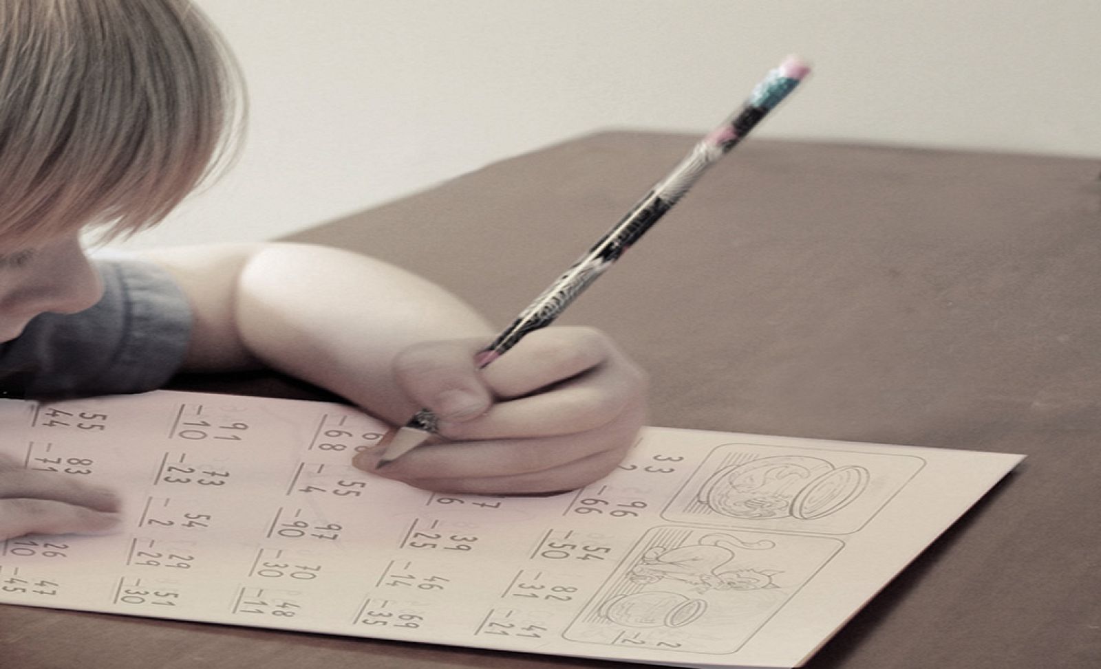 Un niño zurdo escribiendo