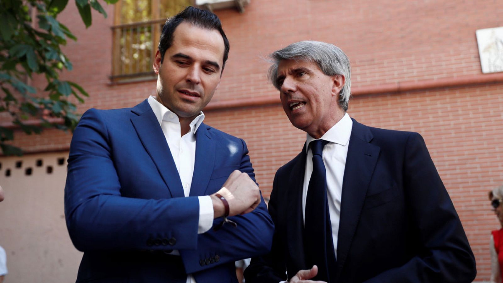 El portavoz de Ciudadanos en la Asamblea de Madrid, Ignacio Aguado y el diputado de su formación Ángel Garrido