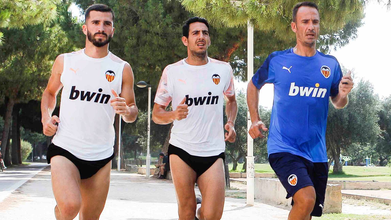 Los jugadores del Valencia CF vuelven a entrenar en el cauce del rio