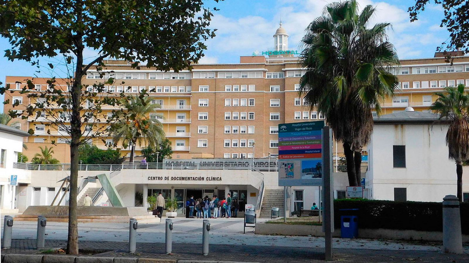 Imagen del Hospital Universitario Virgen del Rocío donde se encuentran hospitalizados algunos de los afectados