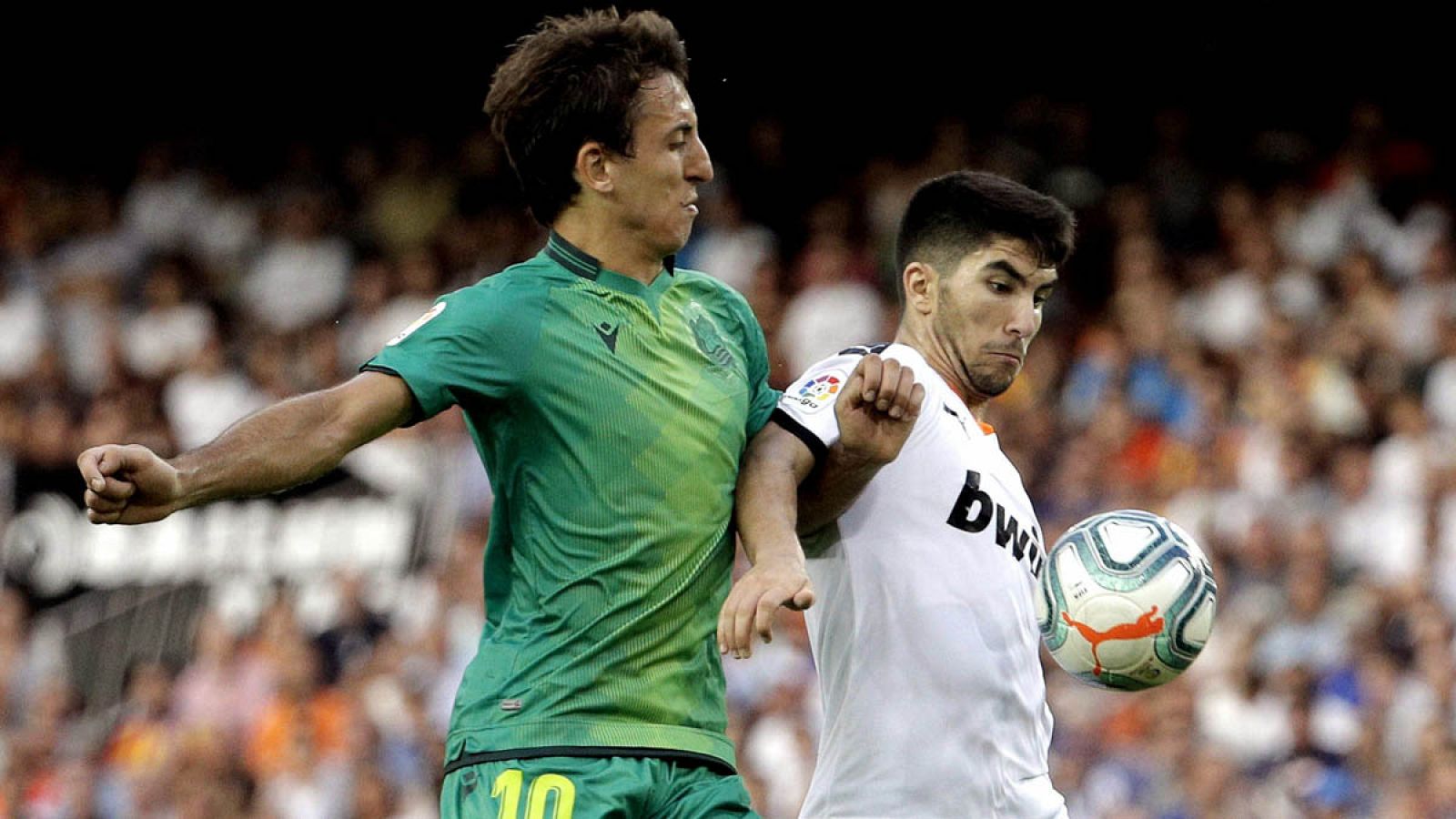 Oyarzabal y Soler disputan un balón