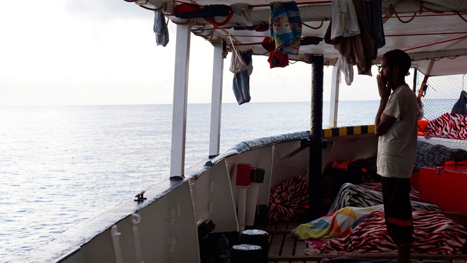 Uno de los 134 inmigrantes que lleva a bordo el Open Arms frente a la costa de Lampedusa