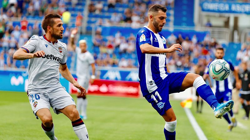 Joselu deja los tres primeros puntos del Alavés en casa