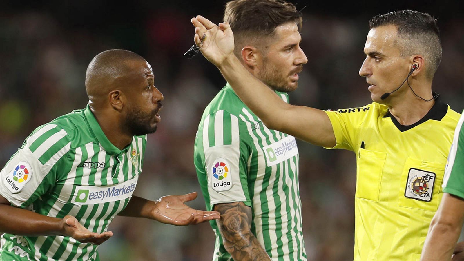 Los jugadores del Betis protestan al árbitro